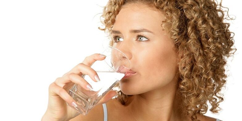 在饮食饮食中，除了其他液体外，您还必须饮用 1. 5 升纯净水