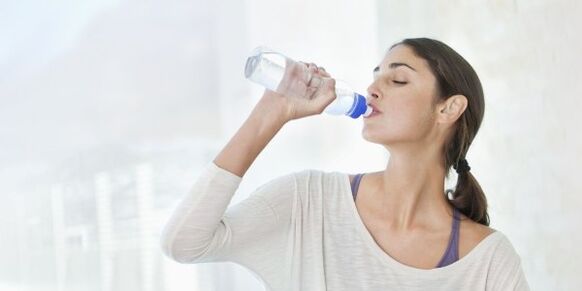 要快速减肥，您每天至少需要喝 2 升水。