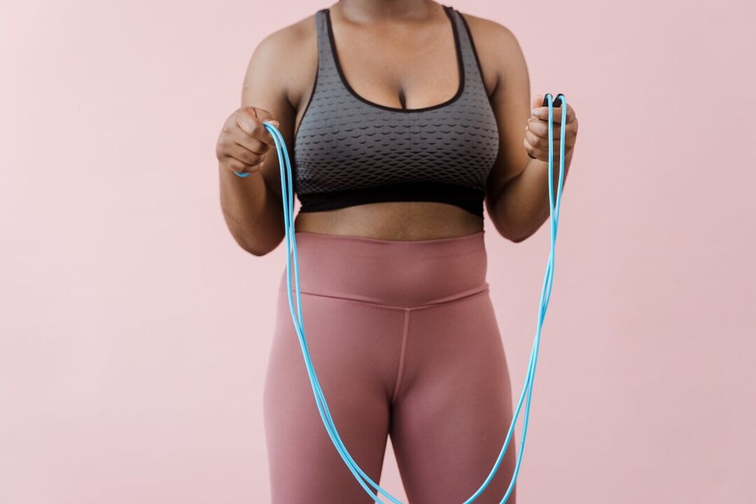 跳绳是一种有氧运动，可以帮助您减肥腹部区域